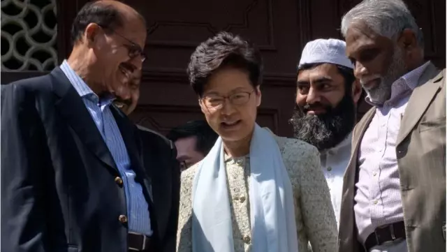 Hong Kong lideri TOMA'lardan tazyikli su sıkılarak boyanan camiyi ziyaret edip özür diledi Hong Kong lideri TOMA'lardan tazyikli su sıkılarak boyanan camiyi ziyaret edip özür diledi
