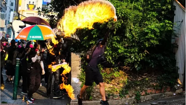 Hong Kong lideri TOMA'lardan tazyikli su sıkılarak boyanan camiyi ziyaret edip özür diledi Hong Kong lideri TOMA'lardan tazyikli su sıkılarak boyanan camiyi ziyaret edip özür diledi