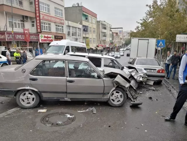 İki otomobil çarpıştı İki otomobil çarpıştı