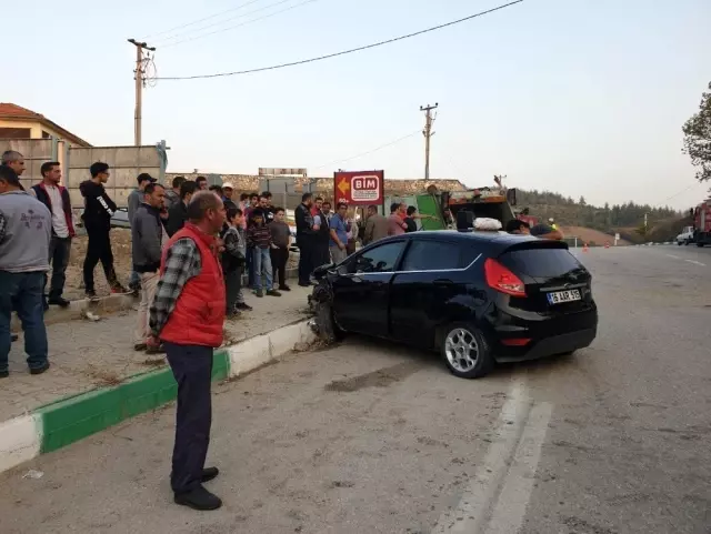 İki otomobil kafa kafaya çarpıştı: 1 ölü, 3 yaralı İki otomobil kafa kafaya çarpıştı: 1 ölü, 3 yaralı