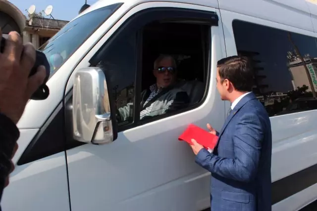 İstanbul yolundaki sürücülere Türk Bayrağı dağıttılar İstanbul yolundaki sürücülere Türk Bayrağı dağıttılar