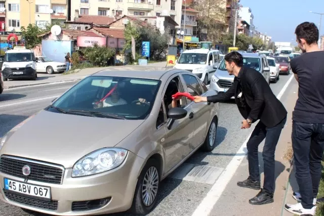 İstanbul yolundaki sürücülere Türk Bayrağı dağıttılar İstanbul yolundaki sürücülere Türk Bayrağı dağıttılar