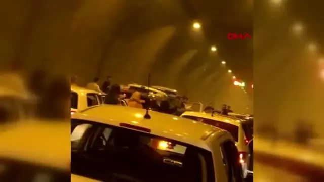 Düğüne giderken Konak Tüneli'nde halay çeken grup trafiği felç etti Düğüne giderken Konak Tüneli'nde halay çeken grup trafiği felç etti