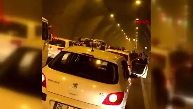 Düğüne giderken Konak Tüneli'nde halay çeken grup trafiği felç etti Düğüne giderken Konak Tüneli'nde halay çeken grup trafiği felç etti