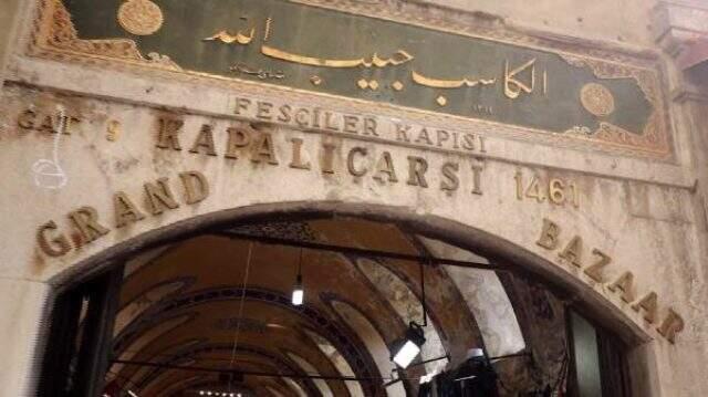 Kapalıçarşı'da tarihi kitabeye matkaplı darbe!