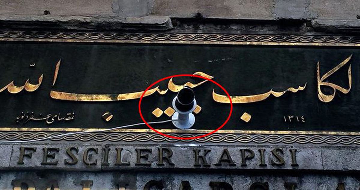 Kapalıçarşı'da tarihi kitabeye matkaplı darbe!