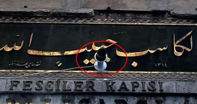 Kapalıçarşı'da tarihi kitabeye matkaplı darbe!
