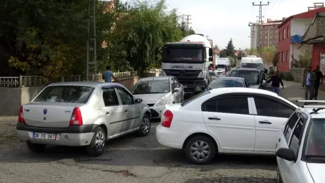 Kars'ta mahalle sakinleri eylem yaptı Kars'ta mahalle sakinleri eylem yaptı