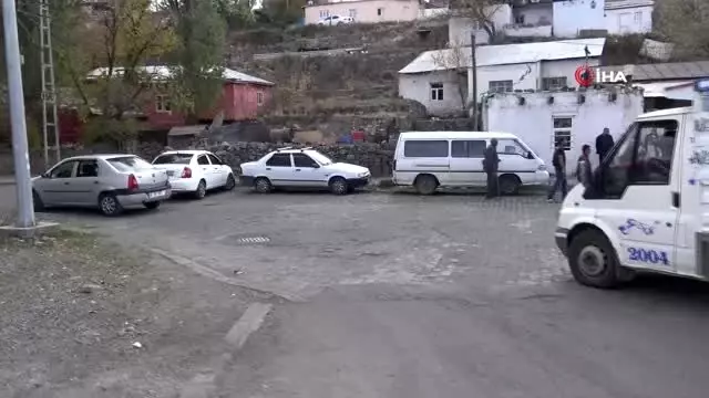 Kars'ta yollarının yapılmasını isteyen mahalle sakinleri eylem yaptı Kars'ta yollarının yapılmasını isteyen mahalle sakinleri eylem yaptı