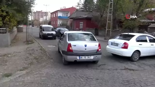 Kars'ta yollarının yapılmasını isteyen mahalle sakinleri eylem yaptı Kars'ta yollarının yapılmasını isteyen mahalle sakinleri eylem yaptı