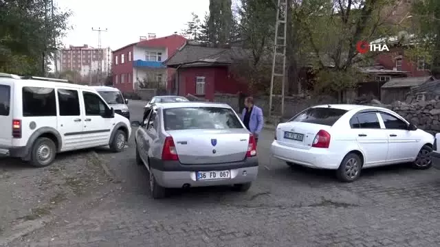 Kars'ta yollarının yapılmasını isteyen mahalle sakinleri eylem yaptı Kars'ta yollarının yapılmasını isteyen mahalle sakinleri eylem yaptı