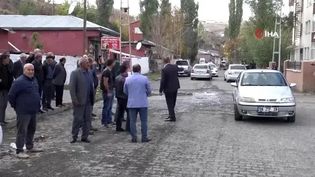 Kars'ta yollarının yapılmasını isteyen mahalle sakinleri eylem yaptı Kars'ta yollarının yapılmasını isteyen mahalle sakinleri eylem yaptı