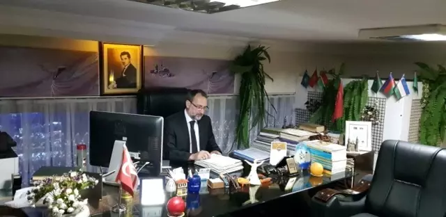 Karslı işadamı Yıldırım'dan öğretmenlere büro malzemesi desteği