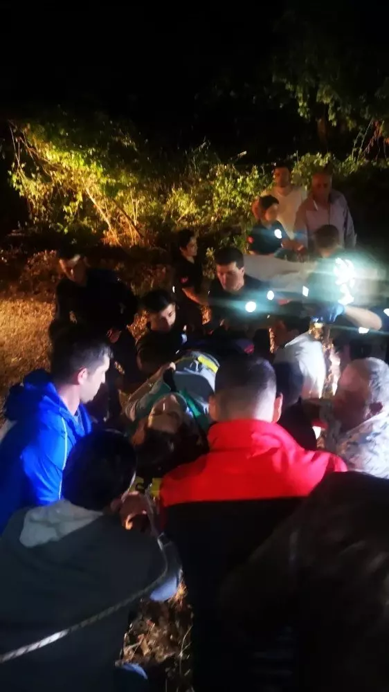 Kazada otomobilde sıkışan eşinin elini bırakmadı