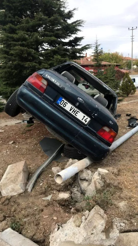 Kontrolden çıkan otomobil ağaca çarparak durabildi