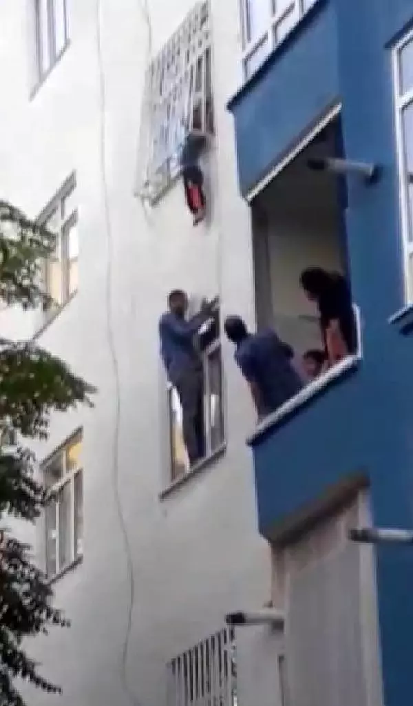 Korkuluk demirlerine sıkışan çocuk için mahalleli seferber oldu