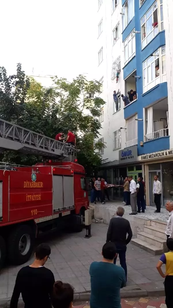 Korkuluk demirlerine sıkışan çocuk için mahalleli seferber oldu Korkuluk demirlerine sıkışan çocuk için mahalleli seferber oldu