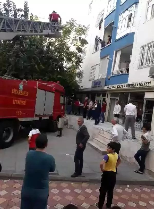 Korkuluk demirlerine sıkışan çocuk için mahalleli seferber oldu Korkuluk demirlerine sıkışan çocuk için mahalleli seferber oldu