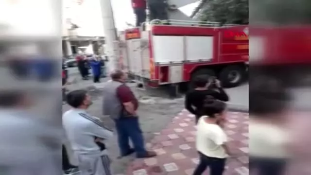 Korkuluk demirlerine sıkışan çocuk için mahalleli seferber oldu Korkuluk demirlerine sıkışan çocuk için mahalleli seferber oldu