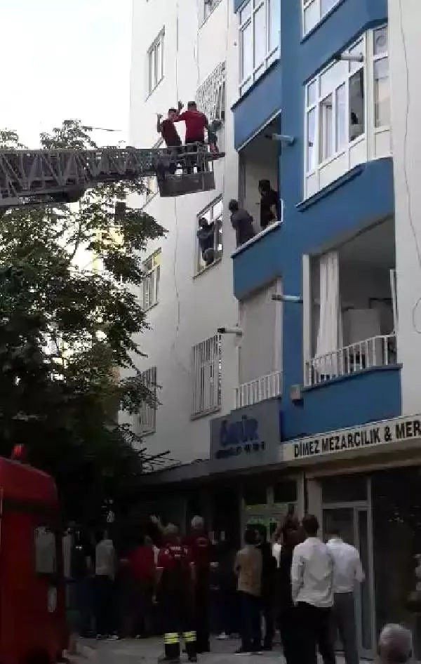 Korkuluk demirlerine sıkışan çocuk için mahalleli seferber oldu Korkuluk demirlerine sıkışan çocuk için mahalleli seferber oldu