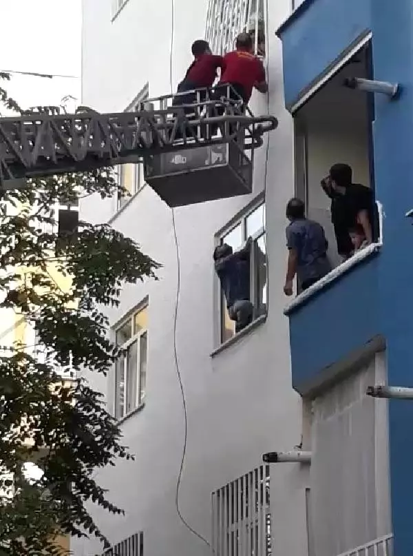 Korkuluk demirlerine sıkışan çocuk için mahalleli seferber oldu Korkuluk demirlerine sıkışan çocuk için mahalleli seferber oldu