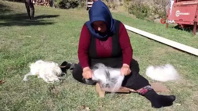 Koyun yününden ürettiği hamam keselerini lüks otellere gönderiyor Koyun yününden ürettiği hamam keselerini lüks otellere gönderiyor
