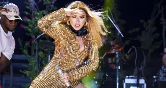 Kulisinden video paylaşan Hadise, mini elbisesiyle hayranlarını mest etti Kulisinden video paylaşan Hadise, mini elbisesiyle hayranlarını mest etti