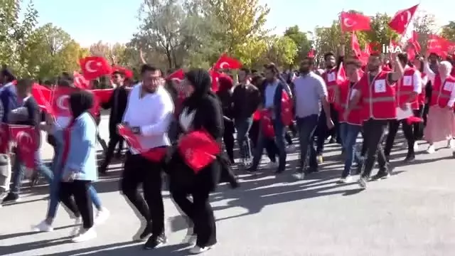 Kütahya'da Mehmetçiğe destek yürüyüşü Kütahya'da Mehmetçiğe destek yürüyüşü