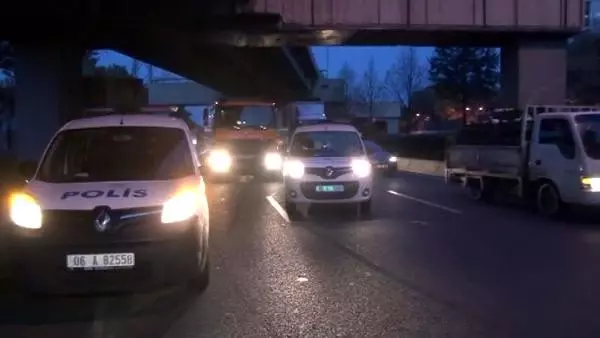 Lastiği çıkan kamyon devrildi, meyve ve sebzeler yola döküldü Lastiği çıkan kamyon devrildi, meyve ve sebzeler yola döküldü