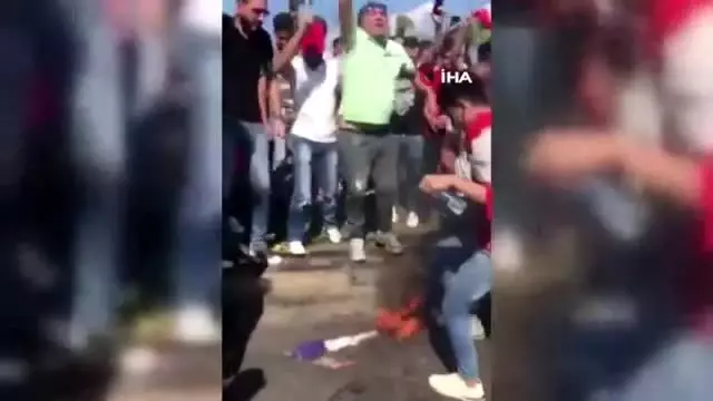 Lübnanlı göstericiler İsrail bayrağını yaktı Lübnanlı göstericiler İsrail bayrağını yaktı