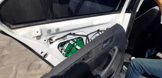 Lüks otomobilden kaçak sigara çıktı Lüks otomobilden kaçak sigara çıktı