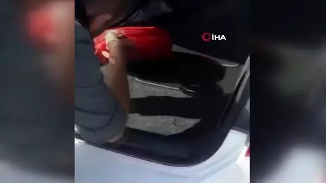 Lüks otomobilden kaçak sigara çıktı Lüks otomobilden kaçak sigara çıktı