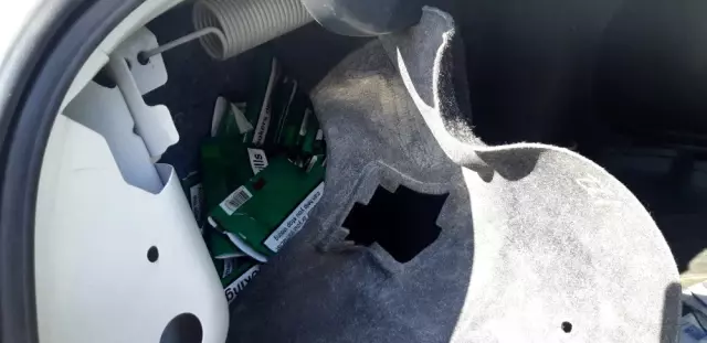Lüks otomobilden kaçak sigara çıktı Lüks otomobilden kaçak sigara çıktı