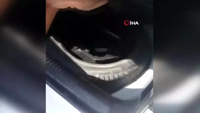 Lüks otomobilden kaçak sigara çıktı Lüks otomobilden kaçak sigara çıktı