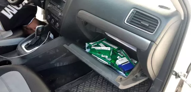 Lüks otomobilden kaçak sigara çıktı Lüks otomobilden kaçak sigara çıktı