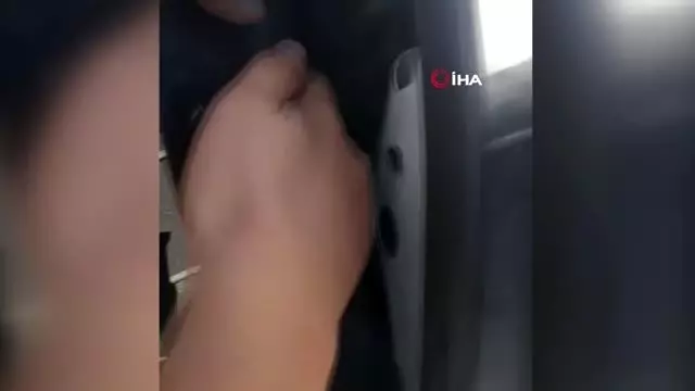 Lüks otomobilden kaçak sigara çıktı Lüks otomobilden kaçak sigara çıktı