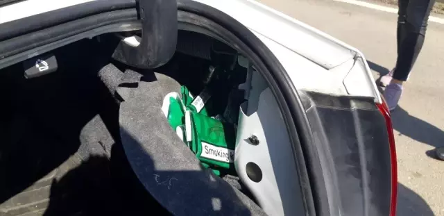 Lüks otomobilden kaçak sigara çıktı Lüks otomobilden kaçak sigara çıktı