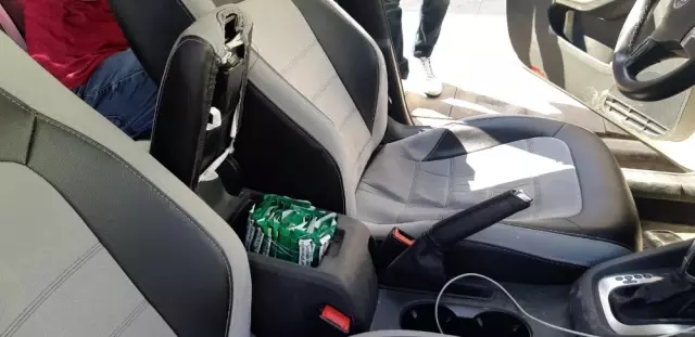 Lüks otomobilden kaçak sigara çıktı Lüks otomobilden kaçak sigara çıktı