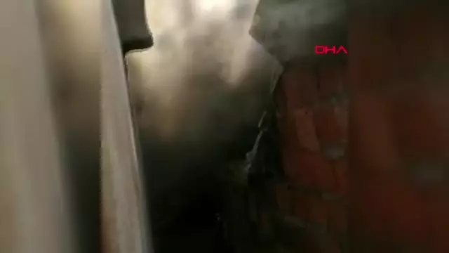 Maltepe'de gecekonduda yangın... baba ile 3 yaşındaki oğlunu komşular kurtardı Maltepe'de gecekonduda yangın... baba ile 3 yaşındaki oğlunu komşular kurtardı