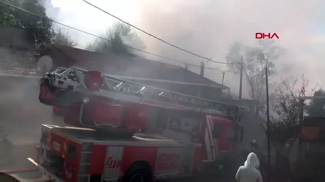 Maltepe'de gecekonduda yangın... baba ile 3 yaşındaki oğlunu komşular kurtardı Maltepe'de gecekonduda yangın... baba ile 3 yaşındaki oğlunu komşular kurtardı