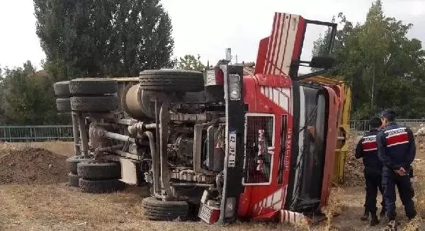 Moloz dökerken kamyonun devrilmesi sonucu öldü Moloz dökerken kamyonun devrilmesi sonucu öldü