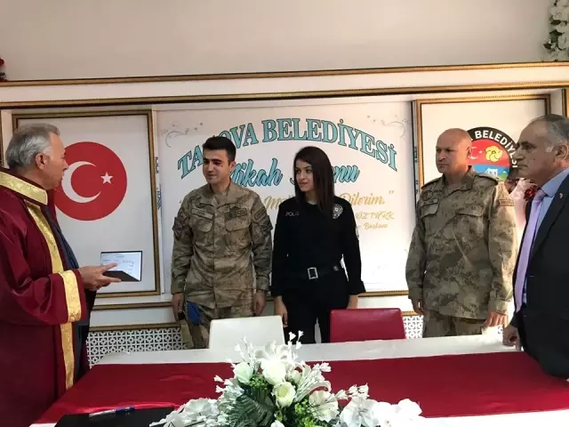 Nikah masasından 'Barış Pınarı Harekatı'na destek Nikah masasından 'Barış Pınarı Harekatı'na destek