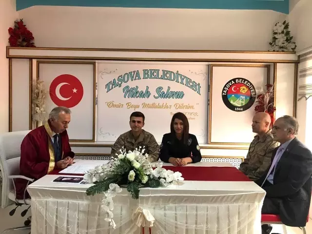 Nikah masasından 'Barış Pınarı Harekatı'na destek Nikah masasından 'Barış Pınarı Harekatı'na destek