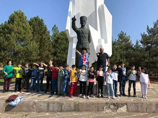 Öğrenciler Barış Pınarı Harekatı için tek yürek olup askerlere selam gönderdiler Öğrenciler Barış Pınarı Harekatı için tek yürek olup askerlere selam gönderdiler