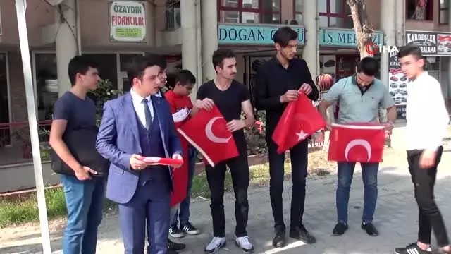 Orhangazi'de İstanbul yolundaki sürücülere Türk Bayrağı dağıttılar