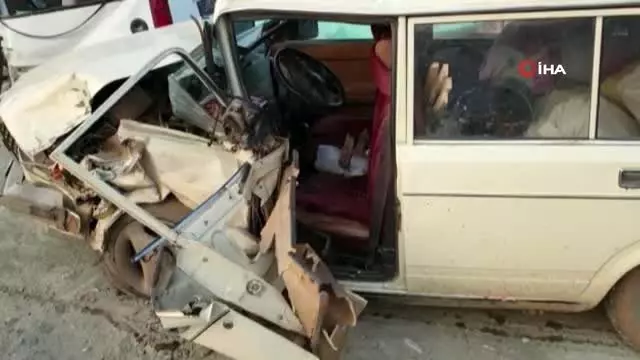 Otomobiller kafa kafaya çarpıştı: 1 ölü, 3 yaralı Otomobiller kafa kafaya çarpıştı: 1 ölü, 3 yaralı