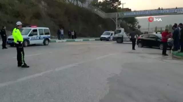 Otomobiller kafa kafaya çarpıştı: 1 ölü, 3 yaralı Otomobiller kafa kafaya çarpıştı: 1 ölü, 3 yaralı