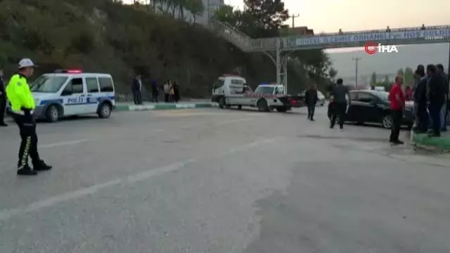 Otomobiller kafa kafaya çarpıştı: 1 ölü, 3 yaralı Otomobiller kafa kafaya çarpıştı: 1 ölü, 3 yaralı