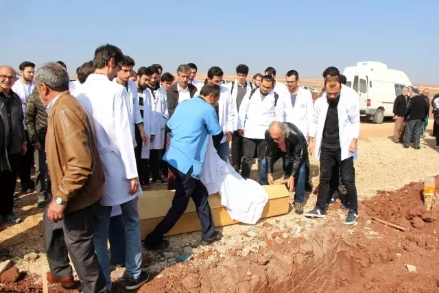 8 yıllık kadavra törenle toprağa verildi 8 yıllık kadavra törenle toprağa verildi