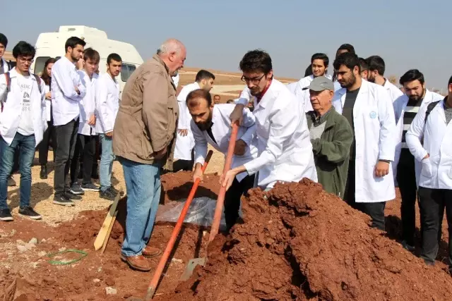 8 yıllık kadavra törenle toprağa verildi 8 yıllık kadavra törenle toprağa verildi
